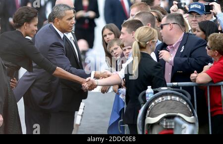 PAS DE FILM, PAS DE VIDÉO, PAS de télévision, PAS DE DOCUMENTAIRE - le président Barack Obama et la première dame Michelle Obama accueillent les membres de la famille des passagers du vol 93 au Monument commémoratif du vol 93 à Shanksville, en Pennsylvanie, le dimanche après-midi, le 11 septembre 2011. Photo de Laurence Kesterson/Philadelphia Inquirer/MCT/ABACAPRESS.COM Banque D'Images