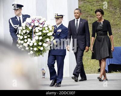 PAS DE FILM, PAS DE VIDÉO, PAS de télévision, PAS DE DOCUMENTAIRE - le président Barack Obama et la première dame Michelle Obama ont déposé une couronne sur le mur des noms le dixième anniversaire du 11 septembre au nouveau mémorial du FL93, le dimanche 11 septembre 2011 à Shanksville, Pennsylvanie. Photo de Laurence Kesterson/Philadelphia Inquirer/MCT/ABACAPRESS.COM Banque D'Images
