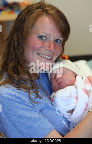 PAS DE FILM, PAS DE VIDÉO, PAS de TV, PAS DE DOCUMENTAIRE - Amber Miller, 27 ans, de Westchester, Illinois, États-Unis tient sa fille June Audra, le lundi 10 octobre 2011. Juin est né à 10 h 29 le dimanche 9 octobre 2011, environ 7 heures après qu'Amber a terminé le marathon de Chicago. Juin pesait 7 lb 13 oz. À la naissance. Amber termine la course en 6 heures 25 minutes. Elle a livré à l'hôpital Central DuPage à Winfield. Photo de Chuck Berman, Chicago Tribune/MCT/ABACAPRESS.COM Banque D'Images