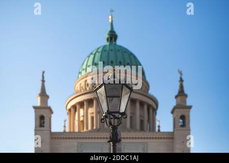 Allemagne, Brandebourg, Potsdam, feu de rue à l'ancienne contre le dôme de l'église Saint-Nicolas Banque D'Images