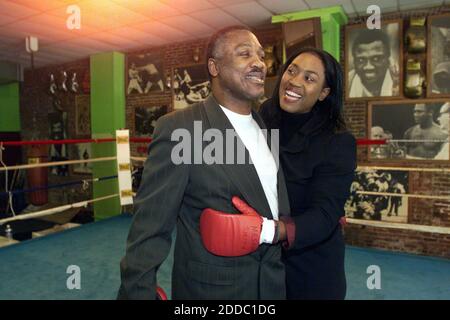PAS DE FILM, PAS DE VIDÉO, PAS de TV, PAS DE DOCUMENTAIRE - dans ce fichier photo de 1999, Jacquelyn Frazier-Lyde partage un sourire avec son père, Joe Frazier. Frazier, l'ancien champion de poids lourd, est décédé. Il avait 67 ans. Photo par Philadelphia Daily News/MCT/ABACAPRESS.COM Banque D'Images