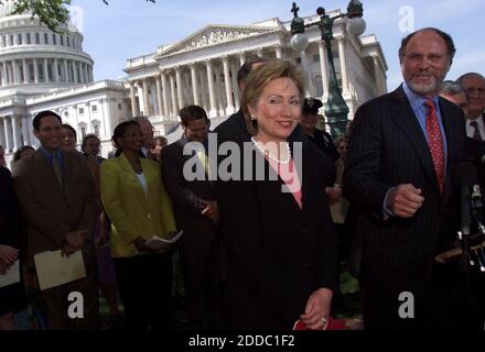 PAS DE FILM, PAS DE VIDÉO, PAS de TV, PAS DE DOCUMENTAIRE - photo de fichier datée du 24 avril 2001 de la sénatrice Hillary Rodham Clinton, D-NY, et la sénatrice Jon Corzine, D-NJ, assistant à une conférence de presse sur Capitol Hill à Washington, DC, Etats-Unis. La holding du courtage à terme et courtier-courtier géré par l'ancien gouverneur du New Jersey et le co-président du groupe Goldman Sachs, Jon Corzine, a demandé aujourd'hui la protection du tribunal, moins d'une semaine après avoir déclaré une perte trimestrielle record et révélé un pari de 6.3 milliards de dollars sur la dette souveraine européenne. Photo de Chuck Kennedy/MCT/ABACAPRESS.COM Banque D'Images