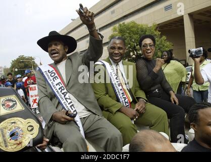 PAS DE FILM, PAS DE VIDÉO, PAS de TV, PAS DE DOCUMENTAIRE - dans ce fichier photo 2004, de gauche, Joe Frazier, Marvis Frazier et Jacqueline Frazier dans le défilé pour Bernard Hopkins. Frazier, l'ancien champion de poids lourd, est décédé. Il avait 67 ans. Photo par Philadelphia Daily News/MCT/ABACAPRESS.COM Banque D'Images