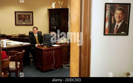 PAS DE FILM, PAS DE VIDÉO, PAS de télévision, PAS DE DOCUMENTAIRE - Mitt Romney et Rick Santorum se sont battus ce matin contre une cravate virtuelle dans l'Iowa, après que Santorum ait fait son entrée dans la course pour devenir le principal rival du parti républicain de Romney lors du vote le plus proche de l'histoire du caucus. Le sénateur américain Rick Santorum (R-PA) est présenté lors d'une réunion du personnel dans son bureau de Capitol Hill le 2 décembre 2004, à Washington, DC. Photo de Chuck Kennedy/MCT/ABACAPRESS.COM Banque D'Images