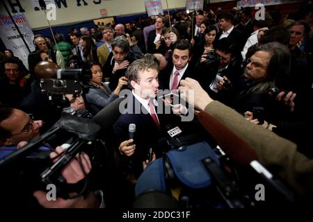 PAS DE FILM, PAS DE VIDÉO, PAS de TV, PAS DE DOCUMENTAIRE - le sénateur Rand Paul (R-KY), fils du candidat républicain à la présidence Ron Paul, parle à la presse dans la Spin Room à la suite du débat républicain ABC News sur le campus de Saint Anselm College à Manchester, New Hampshire, USA, samedi 7 janvier 2012. Photo d'Andy Jacobsohn/MCT/ABACAPRESS.COM Banque D'Images