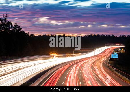 Allemagne, Bade-Wurtemberg, Stuttgart, feux de circulation sur Bundesautobahn 8 au crépuscule Banque D'Images