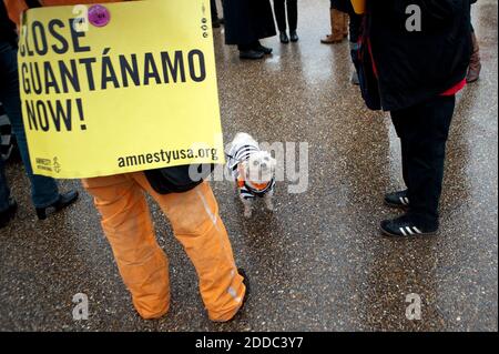 PAS DE FILM, PAS DE VIDÉO, PAS de télévision, PAS DE DOCUMENTAIRE - les manifestants se rassemblent devant la Maison Blanche à Washington, D.C., aux Etats-Unis le mercredi 11 janvier 2012, pour protester contre le fait que le président Obama tient sa promesse et ferme le centre de détention de Guantánamo Bay, à Cuba. La manifestation marque 10 ans après le transfert des premiers détenus à Guantánamo. Photo de Pete Marovich/MCT/ABACAPRESS.COM Banque D'Images