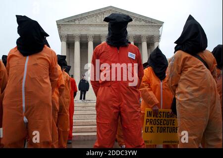 PAS DE FILM, PAS DE VIDÉO, PAS de télévision, PAS DE DOCUMENTAIRE - les manifestants se rassemblent devant la Cour suprême à Washington, D.C., Etats-Unis le mercredi 11 janvier 2012, pour protester contre le fait que le président Obama tient sa promesse et ferme le centre de détention de Guantánamo Bay, Cuba. La manifestation marque 10 ans après le transfert des premiers détenus à Guantánamo. Photo de Pete Marovich/MCT/ABACAPRESS.COM Banque D'Images