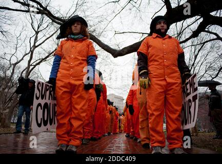 PAS DE FILM, PAS DE VIDÉO, PAS de télévision, PAS DE DOCUMENTAIRE - les manifestants se rassemblent à Washington, D.C., Etats-Unis pour exiger le mercredi 11 janvier 2012 que le président Obama tient sa promesse et ferme le centre de détention américain de Guantánamo Bay, Cuba. La manifestation marque 10 ans après le transfert des premiers détenus à Guantánamo. Photo de Pete Marovich/MCT/ABACAPRESS.COM Banque D'Images