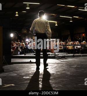 PAS DE FILM, PAS DE VIDÉO, PAS de TV, PAS DE DOCUMENTAIRE - le candidat républicain à la présidence Mitt Romney s'adresse à ses partisans lors d'un rassemblement à American Douglas Metals à Orlando, Floride, États-Unis, le mercredi 25 janvier 2012. Photo de Joe Burbank/Orlando Sentinel/MCT/ABACAPRESS.COM Banque D'Images