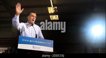 PAS DE FILM, PAS DE VIDÉO, PAS de TV, PAS DE DOCUMENTAIRE - le candidat républicain à la présidence Mitt Romney s'adresse à ses partisans lors d'un rassemblement à American Douglas Metals à Orlando, Floride, États-Unis, le mercredi 25 janvier 2012. Photo de Joe Burbank/Orlando Sentinel/MCT/ABACAPRESS.COM Banque D'Images