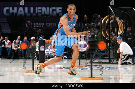 PAS DE FILM, PAS DE VIDÉO, PAS de télévision, PAS DE DOCUMENTAIRE - Russell Westbrook, d'Oklahoma City Thunder, participe au défi des compétences lors des festivités All-Star de la NBA au Amway Center d'Orlando, FL, USA, le 25 février 2012. Photo de Gary W. Green/Orlando Sentinel/MCT/ABACAPRESS.COM Banque D'Images