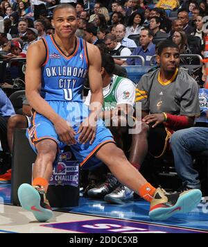 PAS DE FILM, PAS DE VIDÉO, PAS de télévision, PAS DE DOCUMENTAIRE - Russell Westbrook, d'Oklahoma City Thunder, attend son tour pour participer au défi des compétences lors des festivités All-Star de la NBA au Amway Center à Orlando, FL, USA, le 25 février 2012. Photo de Gary W. Green/Orlando Sentinel/MCT/ABACAPRESS.COM Banque D'Images