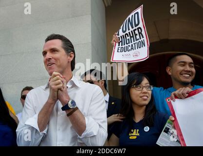 PAS DE FILM, PAS DE VIDÉO, PAS de TV, PAS DE DOCUMENTAIRE - California Lt. Gov. Gavin Newsom attend son occasion de parler à des milliers d'étudiants qui ont convergé sur Sacramento, Californie, États-Unis le lundi 5 mars 2012, pour protester contre les réductions budgétaires et les hausses de frais pour l'enseignement supérieur. Photo de Randy Pench/Sacramento Bee/MCT/ABACAPRESS.COM Banque D'Images