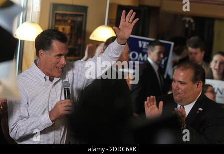 PAS DE FILM, PAS DE VIDÉO, PAS de TV, PAS DE DOCUMENTAIRE - le candidat républicain à la présidence Mitt Romney, à gauche, se dresse avec le maire de Rosemont Bradley A. Stephens lorsqu'il parle à la foule à Pancakes Egcetera à Rosemont, Illinois, lors d'un arrêt de campagne, le vendredi 16 mars 2012. Photo par Antonio Perez/Chicago Tribune/MCT/ABACAPRESS.COM Banque D'Images