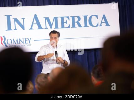 PAS DE FILM, PAS DE VIDÉO, PAS de TV, PAS DE DOCUMENTAIRE - Mitt Romney, un espoir présidentiel républicain, a parlé à des partisans au American Legion Post 426 à Moline, Illinois, États-Unis, le dimanche 18 mars 2012. Photo de Stacey Wescott/Chicago Tribune/MCT/ABACAPRESS.COM Banque D'Images