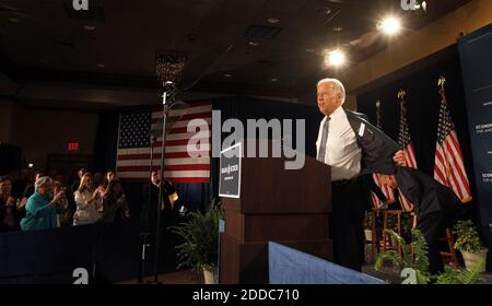 PAS DE FILM, PAS DE VIDÉO, PAS de télévision, PAS DE DOCUMENTAIRE - le vice-président Joe Biden retire sa veste, plaisantant qu'il est temps de se présenter aux affaires alors qu'il prend le podium pour parler à Wynmoor Village à Coconut Creek, FL, USA, vendredi 23 mars 2012. Photo par Amy Beth Bennett/Sun Sentinel/MCT/ABACAPRESS.COM Banque D'Images
