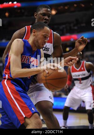 PAS DE FILM, PAS DE VIDÉO, PAS de TV, PAS DE DOCUMENTAIRE - Detroit pistons Small forward Tayshaun Prince (22), à gauche, tentatives de conduire contre Washington Wizards forward Kevin Seraphin (13) pendant le match NBA Basketball, Washington Wizards vs Detroit pistons au Verizon Center à Washington, DC, USA le 26 mars 2012. Les pistons ont vaincu les Wizards, 79-77. Photo de Chuck Myers/MCT/ABACAPRESS.COM Banque D'Images