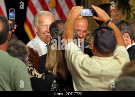 PAS DE FILM, PAS DE VIDÉO, PAS de télévision, PAS DE DOCUMENTAIRE - le vice-président Joe Biden, au centre-gauche, et le député Ted Deutch saluent la foule après le discours de Biden à Wynmoor Village à Coconut Creek, FL, USA, vendredi 23 mars 2012. Photo par Amy Beth Bennett/Sun Sentinel/MCT/ABACAPRESS.COM Banque D'Images