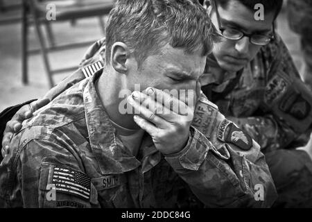 PAS DE FILM, PAS DE VIDÉO, PAS de TV, PAS DE DOCUMENTAIRE - soldats de l'armée américaine affectés à la Compagnie C, 2e Bataillon, 327e Régiment d'infanterie, Force opérationnelle No Slack, 1ère Brigade combat Team, 101e Division aéroportée, Dites adieu aux camarades tombés au cours d'un service commémoratif pour six soldats tombés à la base opérationnelle avancée Joyce, dans la province de Kunar, dans l'est de l'Afghanistan, le 9 avril 2011. Six soldats ont été tués sur le champ de bataille au cours des opérations de combat du 29 mars. Cette photo a remporté la troisième place, l'actualité du concours du photographe militaire de l'année 2011. Photo du Sgt. 1ère classe Mark Burrell/US Army/MCT/ABACAPRESS.COM Banque D'Images