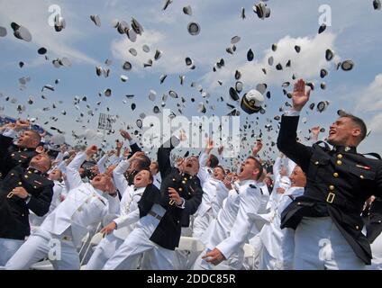 PAS DE FILM, PAS DE VIDÉO, PAS de TV, PAS DE DOCUMENTAIRE - les officiers de la Marine et de la Marine corps nouvellement commissionnés lancent leur chapeau après la remise des diplômes de la U.S. Naval Academy Class of 2011 et la cérémonie de mise en service, le 27 mai 2011 à Annapolis, Maryland. Cette photo a reçu une mention honorable, nouvelles dans le concours du photographe militaire de l'année 2011. Photo de Chad D. Runge/US Navy/MCT/ABACAPRESS.COM Banque D'Images