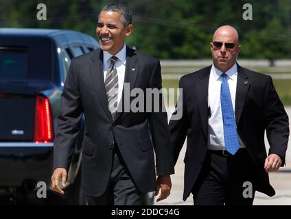 PAS DE FILM, PAS DE VIDÉO, PAS de télévision, PAS DE DOCUMENTAIRE - le président Barack Obama se dirige vers le terminal UPS à l'aéroport de Raleigh-Durham en Caroline du Nord, États-Unis, le mardi 24 avril 2012. Photo par Chuck Liddy/Raleigh News & observer/MCT/ABACAPRESS.COM Banque D'Images