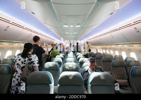 PAS DE FILM, PAS DE VIDÉO, PAS de télévision, PAS DE DOCUMENTAIRE - les employés d'American Airline et les médias ont visité la section des entraîneurs du nouveau Dreamliner 787 de Boeing à l'aéroport de Dallas-fort Worth à fort Worth Texas, États-Unis, le vendredi 11 mai 2012. Photo de Brandon Wade/fort Worth Star-Telegram/MCT/ABACAPRESS.COM Banque D'Images