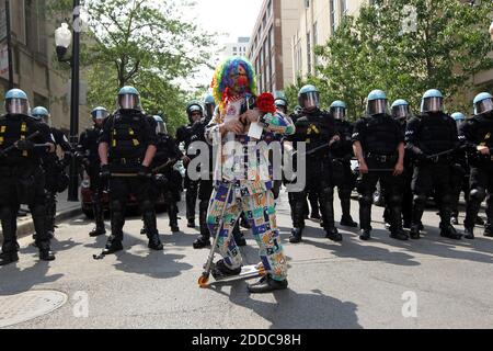 PAS DE FILM, PAS DE VIDÉO, PAS de TV, PAS DE DOCUMENTAIRE - le clown Bloq fait remonter l'arrière d'une manifestation anti-guerre, sur Michigan Ave, de Grant Park à McCormick place lors du Sommet de l'OTAN à Chicago, Illinois, États-Unis, le dimanche 20 mai 2012. Photo de Brian Cassella/Chicago Tribune/MCT/ABACAPRESS.COM Banque D'Images