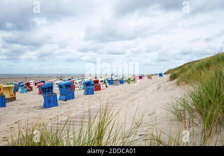 Chaises de plage à capuche sur la plage de sable côtière de l'île de Langeoog Banque D'Images