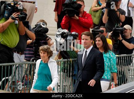 PAS DE FILM, PAS DE VIDÉO, PAS de TV, PAS DE DOCUMENTAIRE - l'ancien sénateur John Edwards quitte le palais de justice fédéral à Greensboro, Caroline du Nord, États-Unis, mardi 29 mai 2012, avec sa mère Bobbie Edwards, à gauche, et sa fille Cate comme jurés terminent leur septième jour de délibération. Les jurés décident du sort d'Edwards dans le procès pour sa culpabilité ou son innocence sur six chefs d'accusation liés à des violations des lois sur le financement des campagnes électorales. Photo par Chuck Liddy/Raleigh News & observer/MCT/ABACAPRESS.COM Banque D'Images