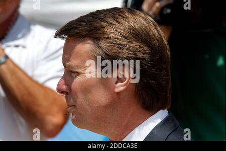 PAS DE FILM, PAS DE VIDÉO, PAS de TV, PAS DE DOCUMENTAIRE - l'ancien sénateur John Edwards est très bien lippé car il quitte le palais de justice fédéral à Greensboro, Caroline du Nord, États-Unis, le jeudi 31 mai 2012 alors que les jurés annoncent qu'ils travailleront pendant le déjeuner dans leur neuvième jour de délibérations dans le procès de corruption de campagne d'Edwards. Photo de Chucky Liddy/Raleigh News & observer/MCT/ABACAPRESS.COM Banque D'Images