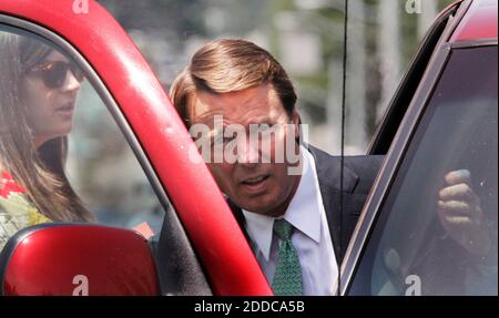 PAS DE FILM, PAS DE VIDÉO, PAS de TV, PAS DE DOCUMENTAIRE - l'ancien sénateur John Edwards quitte le palais de justice fédéral à Greensboro, Caroline du Nord, États-Unis, jeudi 31 mai 2012, avec sa fille Cate, parti, alors que les jurés annoncent qu'ils travailleront pendant le déjeuner dans leur neuvième jour de délibérations dans le procès de corruption de campagne d'Edwards. Photo de Chucky Liddy/Raleigh News & observer/MCT/ABACAPRESS.COM Banque D'Images