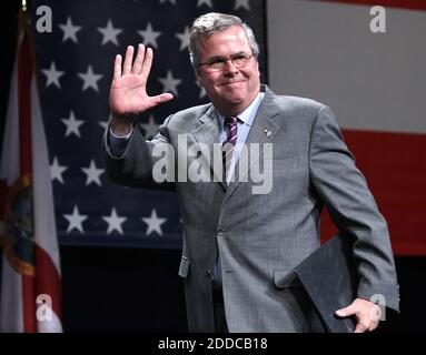 PAS DE FILM, PAS DE VIDÉO, PAS DE TV, PAS DE DOCUMENTAIRE - PHOTO DE FICHIER : Jeb Bush, ancien gouverneur de la Floride, prend la parole pour s'adresser aux participants à la conférence des représentants élus et nommés de la National Association of Latino, le jeudi 21 juin 2012, au Contemporary Resort à Walt Disney World, à Lake Buena Vista, Floride, États-Unis. Devant un rassemblement raouceux devant des milliers de partisans à Miami le lundi 15 juin 2015, l'ancien gouverneur de Floride Jeb Bush a officiellement lancé sa campagne électorale présidentielle. Photo de Joe Burbank/Orlando Sentinel/MCT/ABACAPRESS.COM Banque D'Images