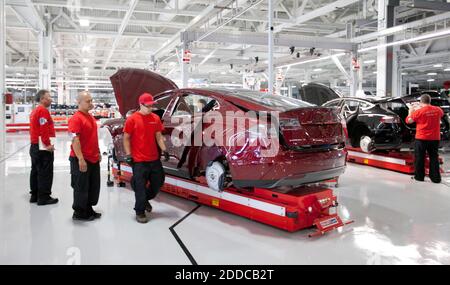 PAS DE FILM, PAS DE VIDÉO, PAS de TV, PAS DE DOCUMENTAIRE - Workmen assemble Model SS à l'usine de Tesla à Fremont, CA, USA, le mardi 12 juin 2012. Tesla Motors, basée à Palo Alto, prévoit de livrer son premier modèle S le 22 juin. Photo de Patrick Tehan/San Jose Mercury News/MCT/ABACAPRESS.COM Banque D'Images