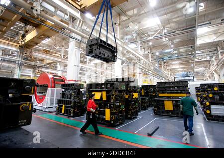 PAS DE FILM, PAS DE VIDÉO, PAS de TV, PAS DE DOCUMENTAIRE - Cranes Move large meurt à l'usine de Tesla à Fremont, CA, USA, le mardi 12 juin 2012. Tesla Motors, basée à Palo Alto, prévoit de livrer son premier modèle S le 22 juin. Photo de Patrick Tehan/San Jose Mercury News/MCT/ABACAPRESS.COM Banque D'Images