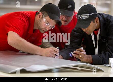 PAS DE FILM, PAS DE VIDÉO, PAS de TV, PAS DE DOCUMENTAIRE - Matthew Parker, à gauche, John Pastore, au centre, et Sri Kulukuru vérifient la qualité d'un panneau à l'usine d'auto de Tesla à Fremont, CA, Etats-Unis, le mardi 12 juin 2012. Tesla Motors, basée à Palo Alto, prévoit de livrer son premier modèle S le 22 juin. Photo de Patrick Tehan/San Jose Mercury News/MCT/ABACAPRESS.COM Banque D'Images