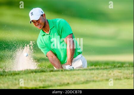 PAS DE FILM, PAS DE VIDÉO, PAS de télévision, PAS DE DOCUMENTAIRE - Tiger Woods arrive à son troisième coup du bunker sur le 14ème trou lors de la troisième partie du tournoi DE golf NATIONAL AT&T au Congressional Country Club de Bethesda, MD, USA, le 30 juin 2012. Photo de Pete Marovich/MCT/ABACAPRESS.COM) Banque D'Images