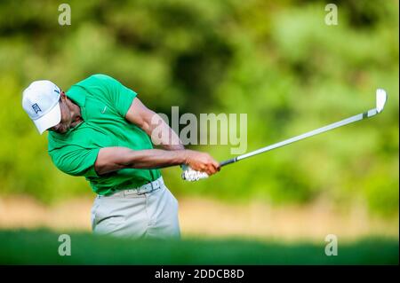 PAS DE FILM, PAS DE VIDÉO, PAS de télévision, PAS DE DOCUMENTAIRE - Tiger Woods arrive à son second coup du fairway sur le 14ème trou lors de la troisième partie du tournoi DE golf NATIONAL AT&T au Congressional Country Club de Bethesda, MD, USA, le 30 juin 2012. Photo de Pete Marovich/MCT/ABACAPRESS.COM) Banque D'Images