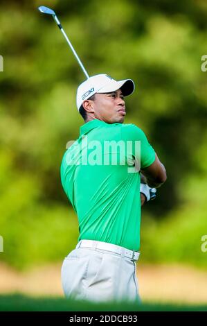 PAS DE FILM, PAS DE VIDÉO, PAS de télévision, PAS DE DOCUMENTAIRE - Tiger Woods arrive à son second coup du fairway sur le 14ème trou lors de la troisième partie du tournoi DE golf NATIONAL AT&T au Congressional Country Club de Bethesda, MD, USA, le 30 juin 2012. Photo de Pete Marovich/MCT/ABACAPRESS.COM) Banque D'Images
