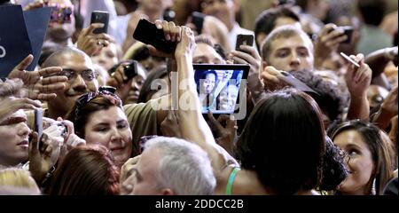PAS DE FILM, PAS DE VIDÉO, PAS de TV, PAS DE DOCUMENTAIRE - un iPad capture une image de la première dame Michelle Obama comme elle salue les partisans à l'Université de Central Florida à Orlando, Floride, Etats-Unis, mardi, 10 juillet 2012. Photo de Joe Burbank/Orlando Sentinel/MCT/ABACAPRESS.COM Banque D'Images