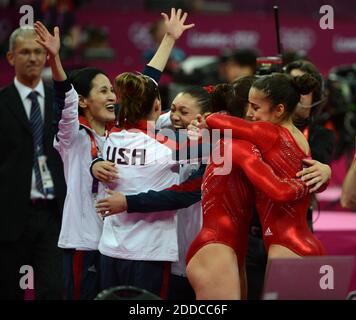 PAS DE FILM, PAS DE VIDÉO, PAS de TV, PAS DE DOCUMENTAIRE - Team USA réagit à la victoire de la médaille d'or dans la finale de l'équipe féminine de gymnastique lors des Jeux Olympiques d'été à Londres, Angleterre, le mardi 31 juillet 2012. Photo de Nhat V. Meyer/San Jose Mercury News/MCT/ABACAPRESS.COM Banque D'Images