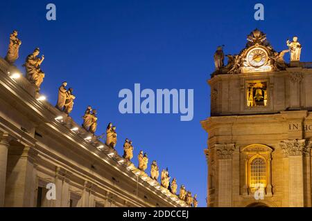 Statues Saint illuminées sur la basilique Saint-Pierre contre le ciel bleu clair la nuit, Cité du Vatican, Rome, Italie Banque D'Images