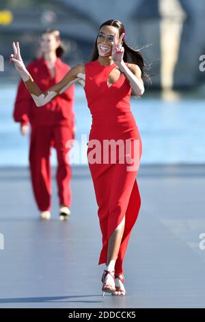Winnie Harlow marche sur la piste pendant le defile l'Oréal Paris dans le cadre de la semaine de la mode de Paris vêtements pour femmes Printemps/été 2019 le 30 septembre 2018 à Paris, France. Photo de Laurent Zabulon/ABACAPRESS.COM Banque D'Images