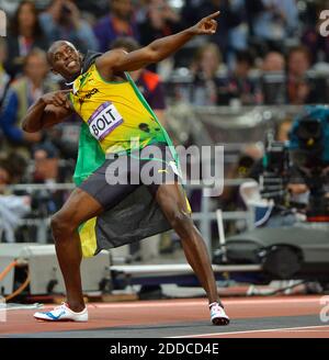 PAS DE FILM, PAS DE VIDÉO, PAS de TV, PAS DE DOCUMENTAIRE - Usain Bolt de la Jamaïque frappe sa pose éclair alors qu'il célèbre sa victoire dans le Mtd's Ten-Dash au stade olympique pendant les Jeux Olympiques d'été 2012 à Londres, Royaume-Uni, le dimanche 5 août 2012. Boulonnez à une autre médaille d'or dans l'événement. Photo de David Eulitt/Kansas City Star/MCT/ABACAPRESS.COM Banque D'Images