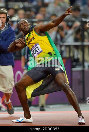 PAS DE FILM, PAS DE VIDÉO, PAS de TV, PAS DE DOCUMENTAIRE - Ubain Bolt de la Jamaïque frappe sa pose éclair comme célèbre sa victoire dans le sledtiret masculin au stade olympique pendant les Jeux Olympiques d'été 2012 à Londres, Royaume-Uni, le dimanche 5 août 2012. Boulonnez à une autre médaille d'or dans l'événement. Photo de David Eulitt/Kansas City Star/MCT/ABACAPRESS.COM Banque D'Images