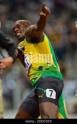 PAS DE FILM, PAS DE VIDÉO, PAS de TV, PAS DE DOCUMENTAIRE - Ubain Bolt de la Jamaïque frappe sa pose éclair comme célèbre sa victoire dans le sledtiret masculin au stade olympique pendant les Jeux Olympiques d'été 2012 à Londres, Royaume-Uni, le dimanche 5 août 2012. Boulonnez à une autre médaille d'or dans l'événement. Photo de David Eulitt/Kansas City Star/MCT/ABACAPRESS.COM Banque D'Images