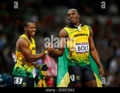 PAS DE FILM, PAS DE VIDÉO, PAS de TV, PAS DE DOCUMENTAIRE - le jamaïcain Yohan Blake, à gauche, félicite Usain Bolt pour avoir remporté le sprint de 100m masculin lors des Jeux Olympiques d'été, le dimanche 5 août 2012, à Londres, Royaume-Uni. Blake a pris l'argent. Photo de Brian Peterson/Minneapolis Star Tribune/MCT/ABACAPRESS.COM Banque D'Images