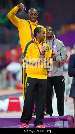 PAS DE FILM, PAS DE VIDÉO, PAS de télévision, PAS DE DOCUMENTAIRE - Usain Bolt de la Jamaïque a gesté au sommet de la plate-forme de prix pendant les cérémonies de remise des médailles pour la finale de 100m masculin au stade olympique lors des Jeux Olympiques d'été 2012 à Londres, Royaume-Uni, le lundi 6 août 2012. À gauche se trouve Yohan Blake, le médaillé d'argent de la Jamaïque. Photo de David Eulitt/Kansas City Star/MCT/ABACAPRESS.COM Banque D'Images