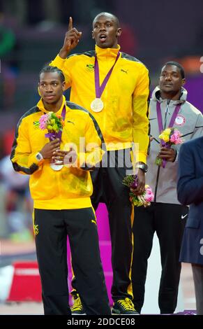 PAS DE FILM, PAS DE VIDÉO, PAS de télévision, PAS DE DOCUMENTAIRE - Usain Bolt de la Jamaïque a gesté au sommet de la plate-forme de prix pendant les cérémonies de remise des médailles pour la finale de 100m masculin au stade olympique lors des Jeux Olympiques d'été 2012 à Londres, Royaume-Uni, le lundi 6 août 2012. À gauche se trouve Yohan Blake, le médaillé d'argent de la Jamaïque, à droite est Justin Gatlin, le médaillé de bronze des États-Unis. Photo de David Eulitt/Kansas City Star/MCT/ABACAPRESS.COM Banque D'Images