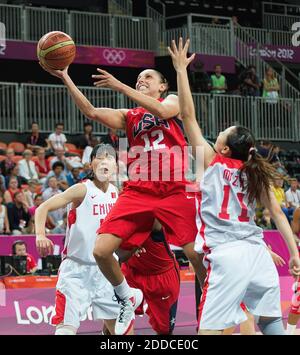 PAS DE FILM, PAS DE VIDÉO, PAS de TV, PAS DE DOCUMENTAIRE - Diana Taurasi (12) des États-Unis a obtenu un score sur Ma Zengyu (11) de la Chine lors de leur match à l'arène de basket au Parc olympique lors des Jeux Olympiques d'été 2012 à Londres, Royaume-Uni, le dimanche 5 août 2012. Photo de Harry E. Walker/MCT/ABACAPRESS.COM Banque D'Images